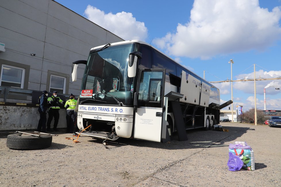 Pražští celníci odhalili autobus s pašovanými cigaretami.