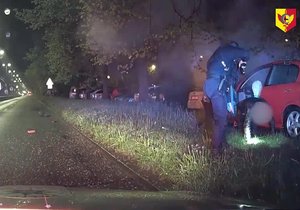 Řidič ujížděl pražskými ulicemi, pak napálil do stromu