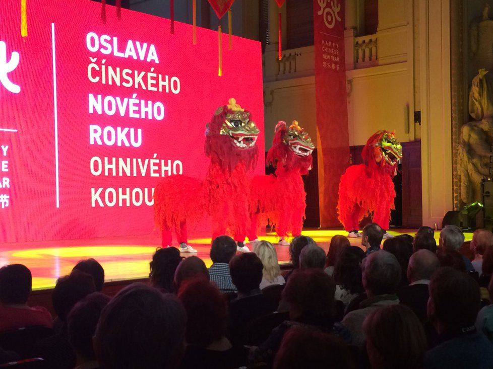 První diváky přivítal pražský soubor s tradičním lvím tancem.
