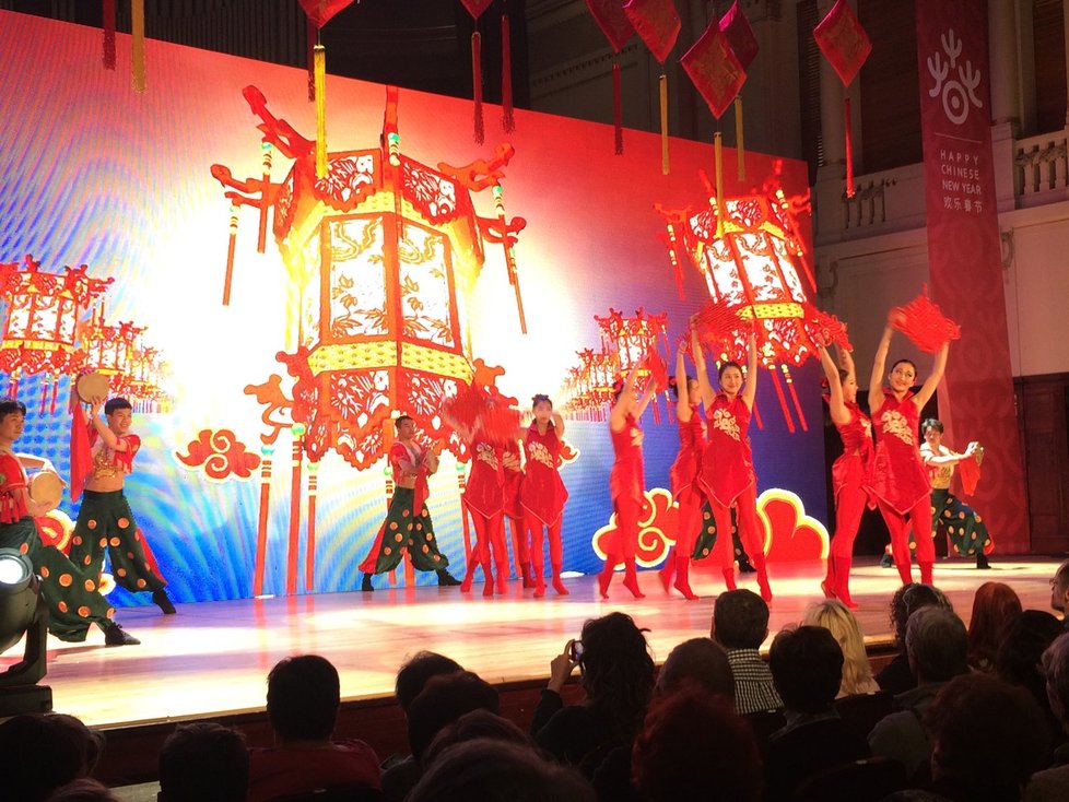 Taneční soubor z městečka Ningbo ukázal velkolepou show.