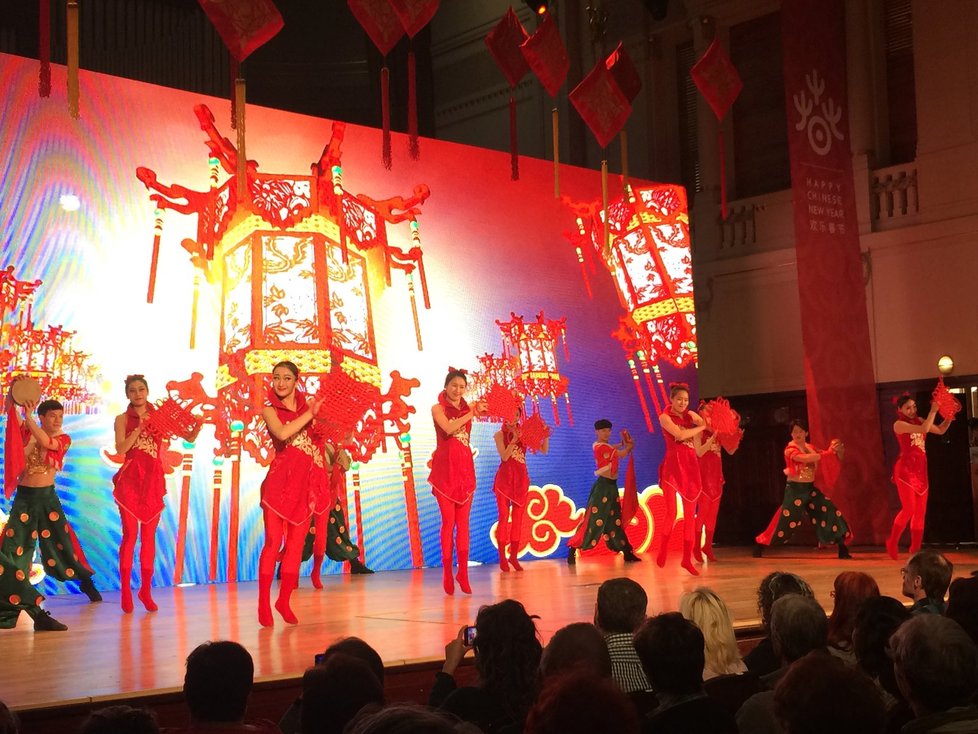Taneční soubor z městečka Ningbo ukázal velkolepou show.