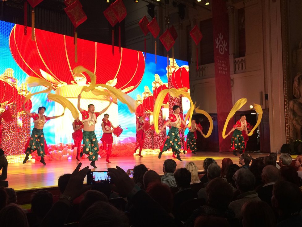 Taneční soubor z městečka Ningbo ukázal velkolepou show.