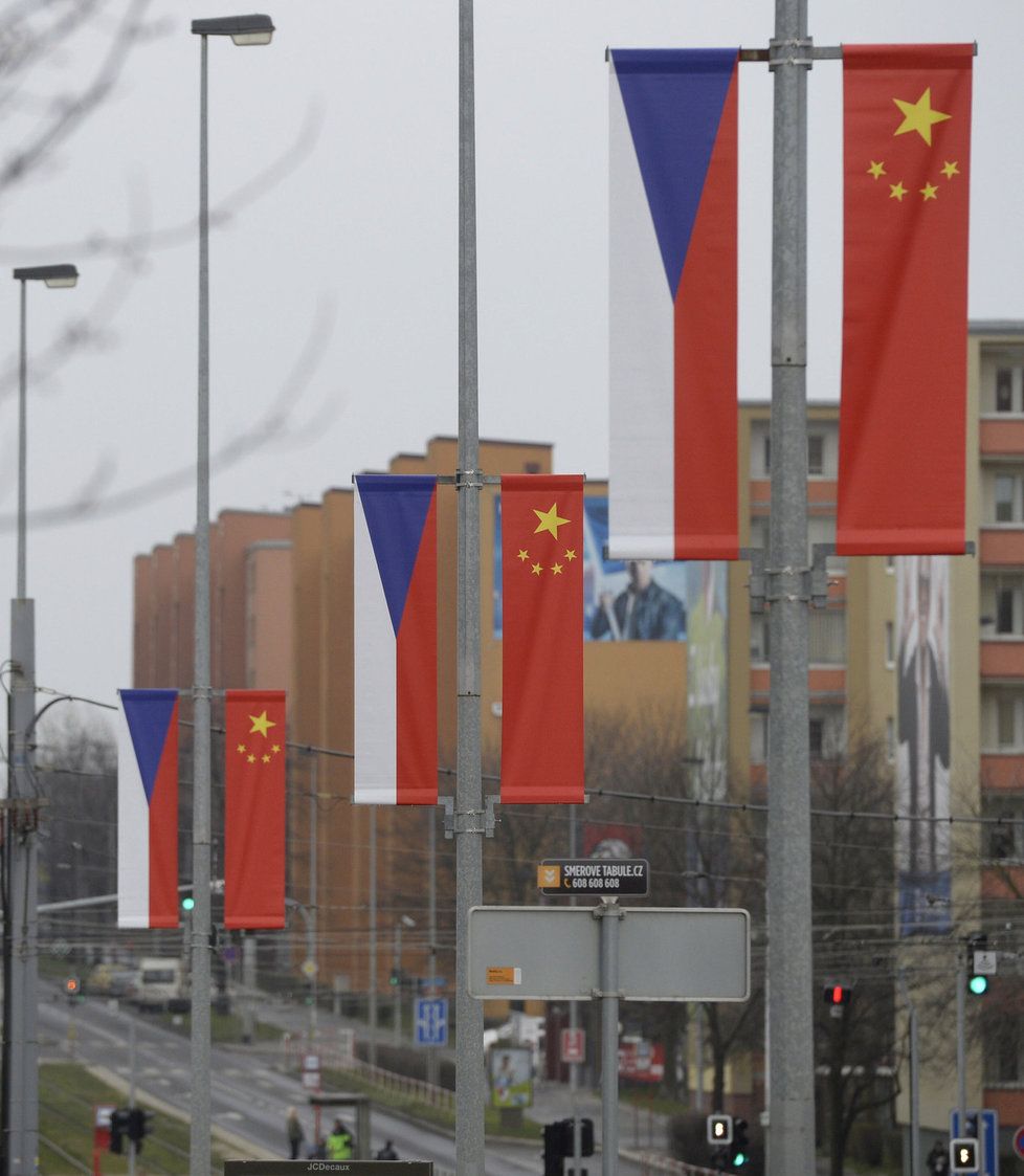 České a Takhle vypadaly vlajky před řádění vandalů