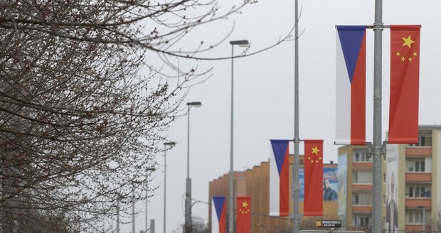 Pokračování „kauzy“ čínských vlajek: V noci na neděli jich desítky zmizely