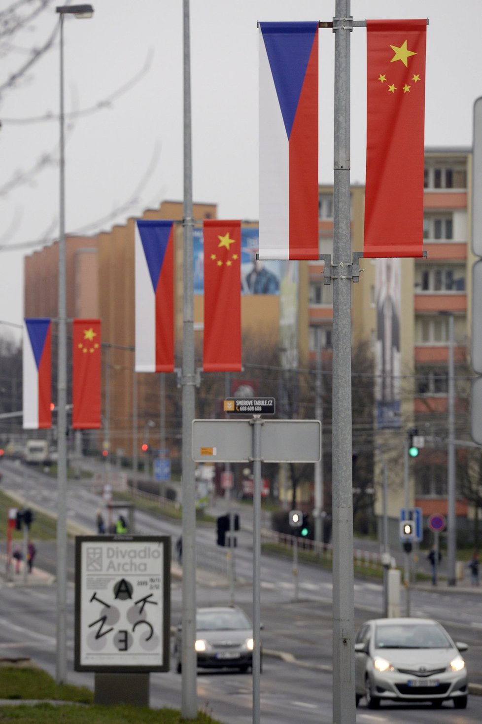 České a Takhle vypadaly vlajky před řádění vandalů