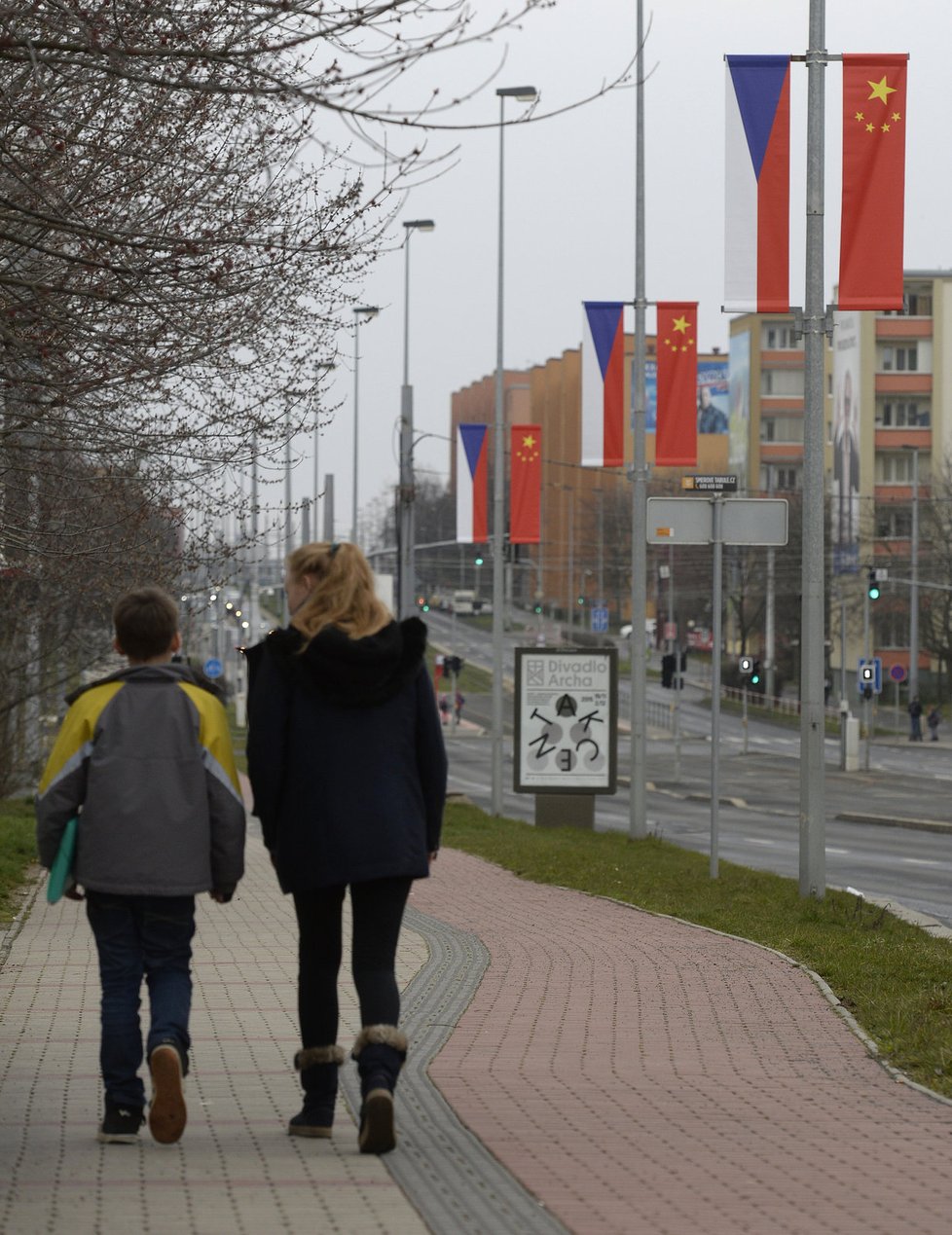 České a Takhle vypadaly vlajky před řádění vandalů