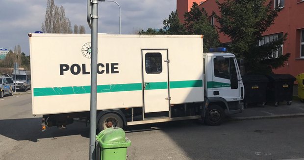Policie zadržela 13 cizinců nelegálně pracujících v Česku. (Ilustrační foto)