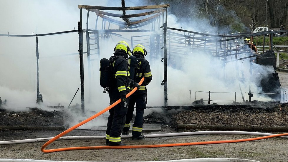 Požár stájí na Císařském ostrově v Praze. (11. dubna 2023)