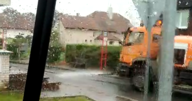 Čištění ulic v Praze: Kropí se i za deště.