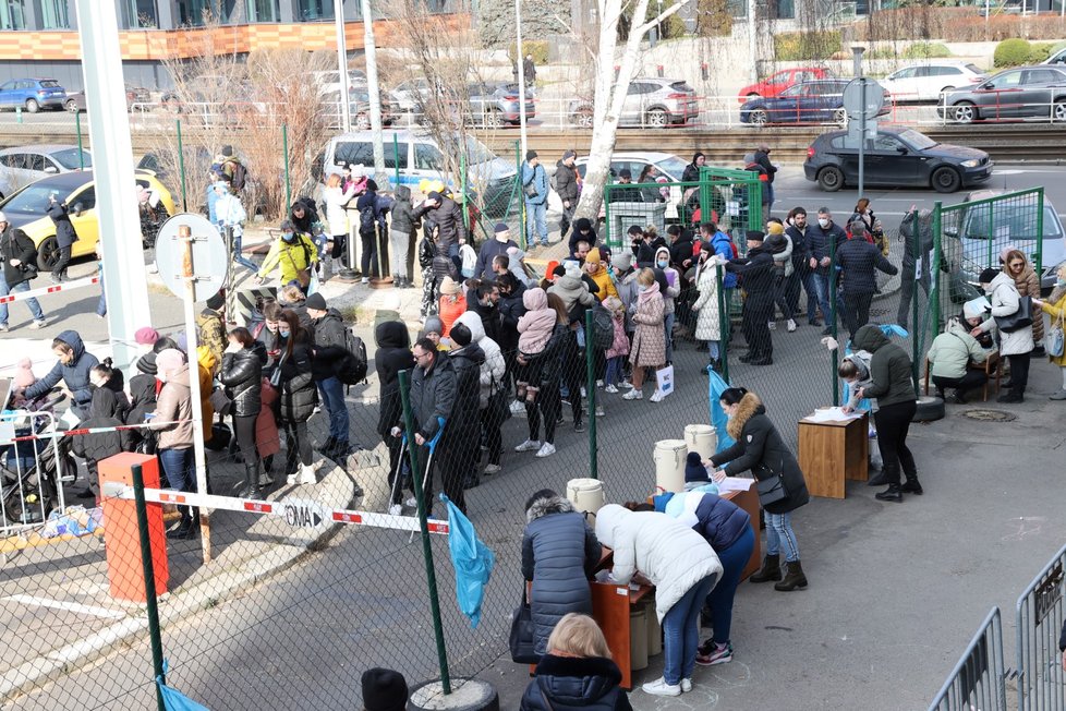 Fronty před cizineckou policií v pražské Olšanské ulici. (2. března 2022)