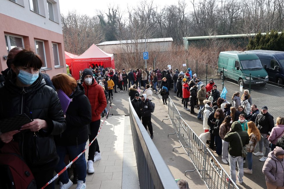 Fronty před cizineckou policií v pražské Olšanské ulici. (2. března 2022)