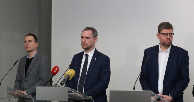 Vedení Prahy na tiskové konferenci: Jan Čižinský (Praha sobě), Zdeněk Hřib (Piráti) a Jiří Pospíšil (TOP 09)
