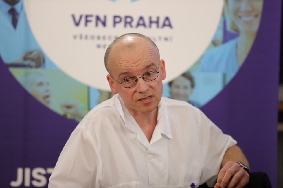 Martin Balík dohlíží na ošetřování nakažených pacientů nemocí covid-19 ve VFN.