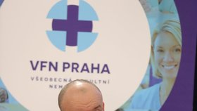 Martin Balík dohlíží na ošetřování nakažených pacientů nemocí covid-19 ve VFN.