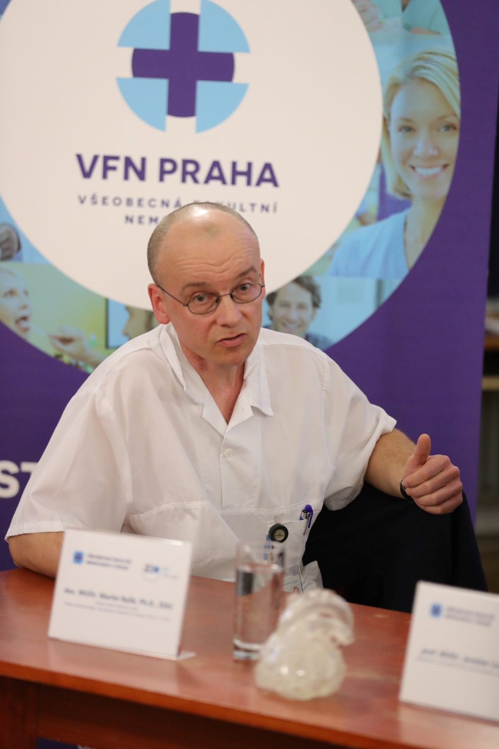 Martin Balík dohlíží na ošetřování nakažených pacientů nemocí covid-19 ve VFN.