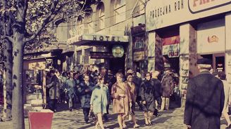 Jak se žilo v Praze před revolucí? Unikátní fotky ukazují město očima západního turisty
