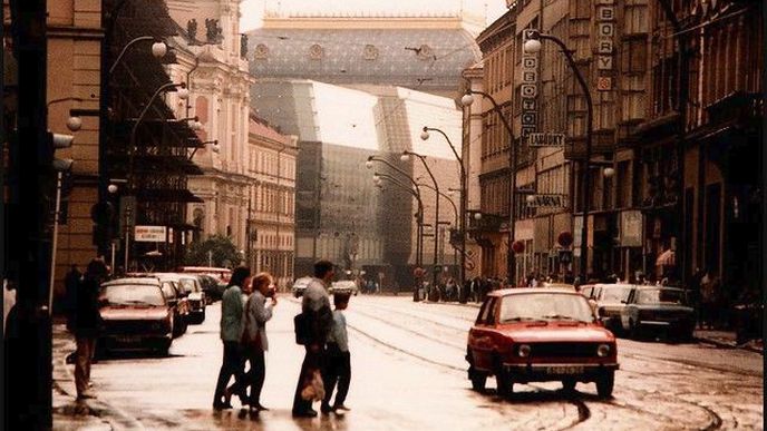 Socialistická Praha. Šedá, oprýskaná a bez turistů.