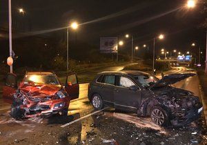 V Čuprově ulici vjela řidička do protisměru a čelně se srazila s protijedoucím autem, 13. listopadu 2019.