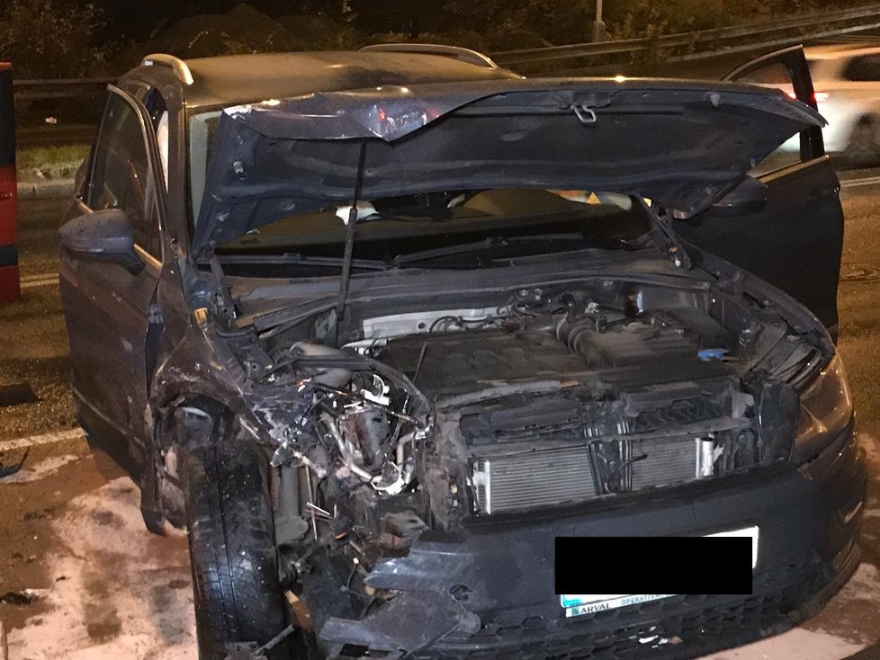 V Čuprově ulici vjela řidička do protisměru a čelně se srazila s protijedoucím autem, 13. listopadu 2019.