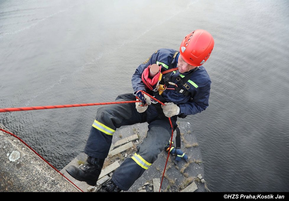 Hasiči při lezeckém cvičení na Branickém mostě