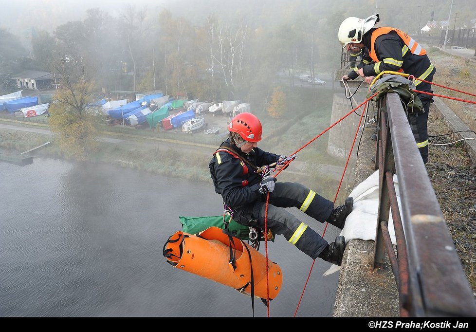 Hasiči při lezeckém cvičení na Branickém mostě