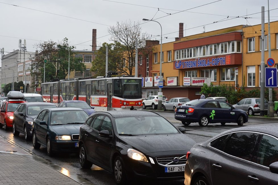 Oxid dusičitý jako emisní látka trápí Prahu kvůli dopravě na mnoha místech.