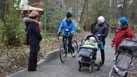 Cyklisté si konečně užijí novou cyklostezku. Vede přes Uhříněves, Netluky a Kolovraty.