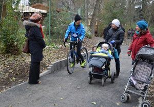 Cyklisté si konečně užijí novou cyklostezku. Vede přes Uhříněves, Netluky a Kolovraty.