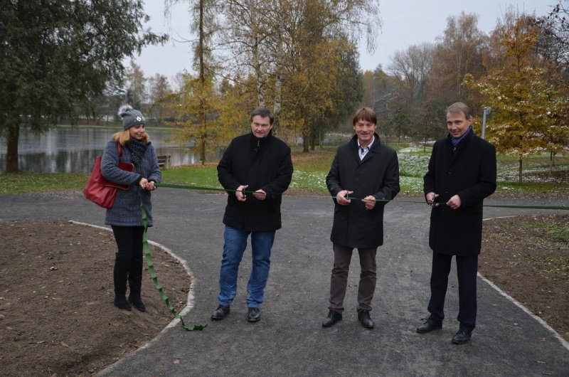 Cyklisté si konečně užijí novou cyklostezku. Vede přes Uhříněves, Netluky a Kolovraty.