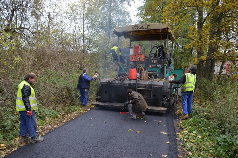 Cyklisté si konečně užijí novou cyklostezku. Vede přes Uhříněves, Netluky a Kolovraty.