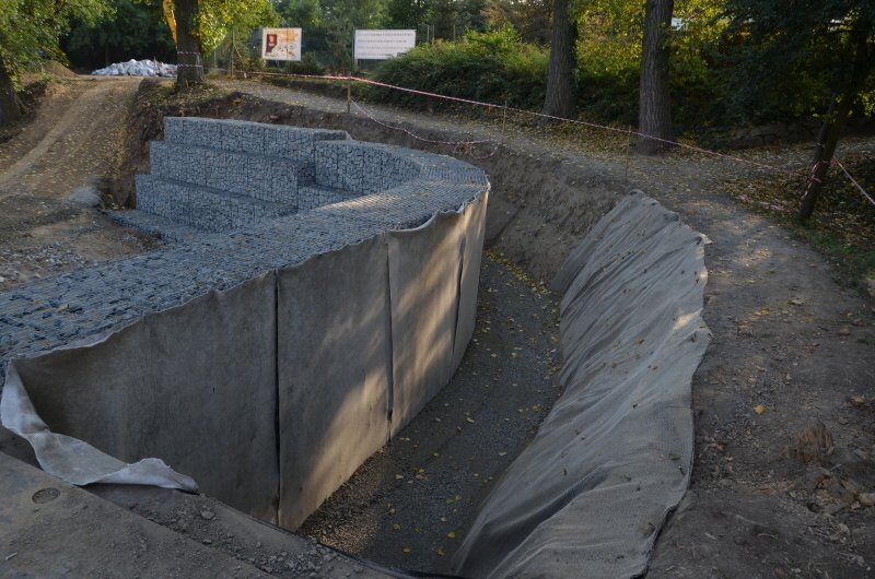 Cyklisté si konečně užijí novou cyklostezku. Vede přes Uhříněves, Netluky a Kolovraty.