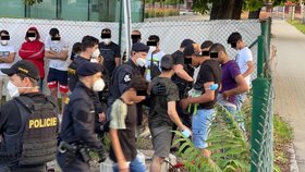 Dodávka ujížděla před policií, v Holešovicích z ní vyskákalo 29 migrantů. (12. srpna 2021)