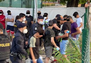 Dodávka ujížděla před policií, v Holešovicích z ní vyskákalo 29 migrantů. (12. srpna 2021)