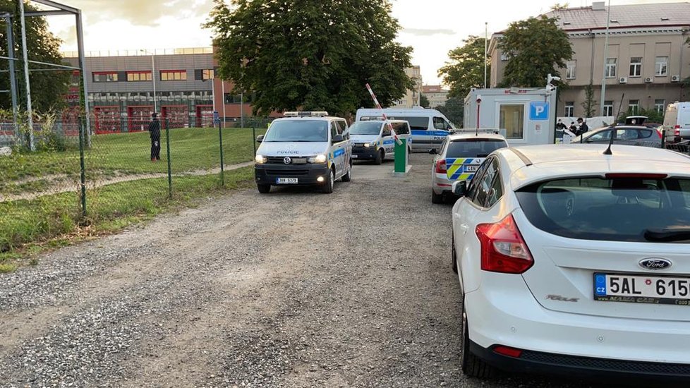 Dodávka ujížděla před policií, v Holešovicích z ní vyskákalo 29 migrantů. (12. srpna 2021)