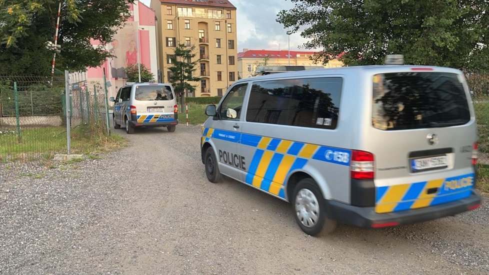 Dodávka ujížděla před policií, v Holešovicích z ní vyskákalo 29 migrantů. (12. srpna 2021)