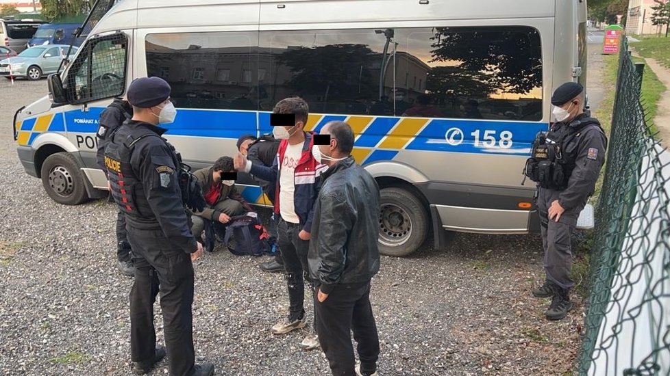 Dodávka ujížděla před policií, v Holešovicích z ní vyskákalo 29 migrantů. (12. srpna 2021)