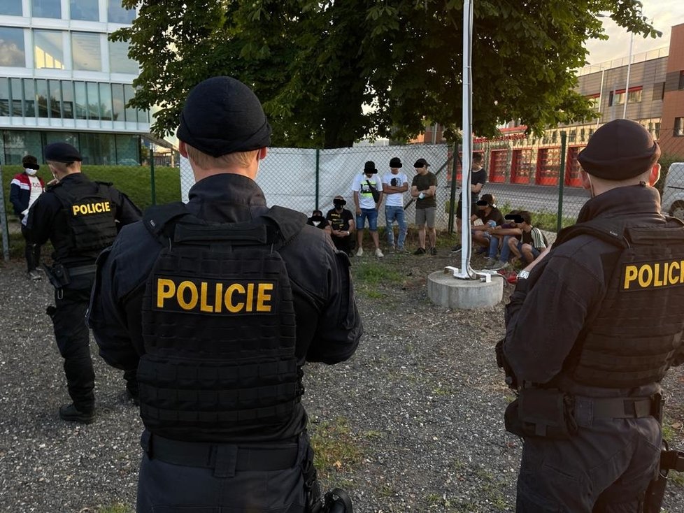 Dodávka ujížděla před policií, v Holešovicích z ní vyskákalo 29 migrantů. (12. srpna 2021)