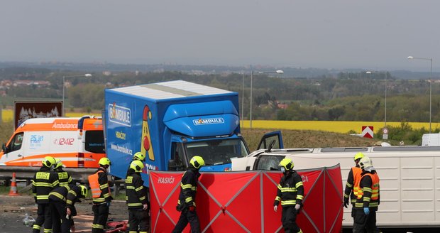 Fatální srážka čtyř aut na Třebíčsku: Jeden mrtvý a mnoho zraněných včetně dětí