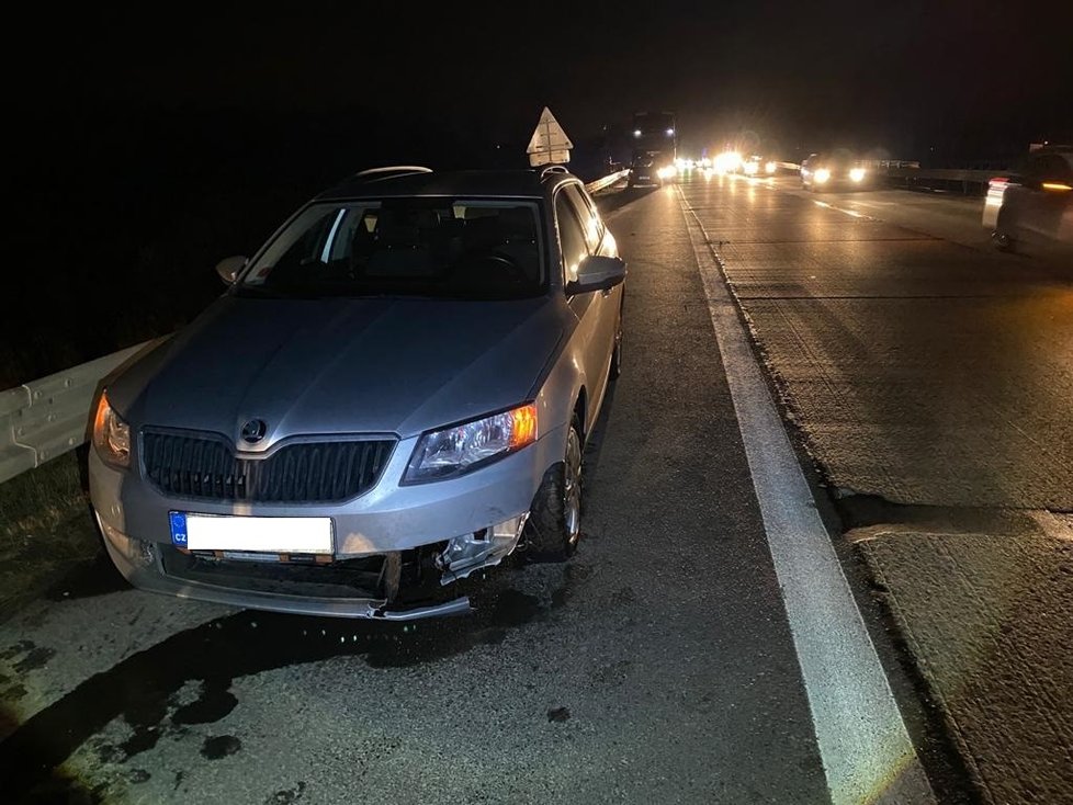 Na dálnici D1 za Prahou hromadně bouralo pět automobilů. Nehodu způsobila uvolněná pneumatika.