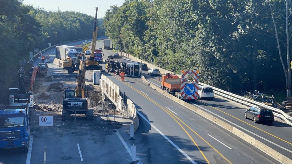 Převrácený kamion zablokoval dálnici D10. (9. září 2021)