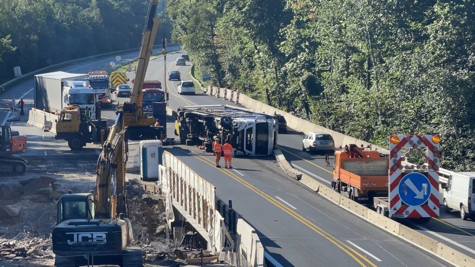 Převrácený kamion zablokoval dálnici D10. (9. září 2021)