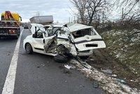 Děsivá nehoda na D6: Porouchané auto zastavilo v pravém pruhu, kamion nedobrzdil a skončil v poli!