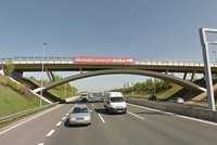 Řidiči, pozor! D7 u letiště bude o víkendu zavřená, stavbaři zbourají lávku