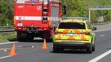 Tragédie u Středokluk: Motorkář na sjezdu z dálnice spadl a narazil do auta, na místě zemřel