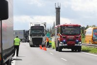 Kamion na D7 za Prahou smetl chodce (†47)! Šel po dálnici, na místě zemřel