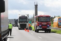 Kamion na D7 za Prahou smetl chodce (†47)! Šel po dálnici, na místě zemřel