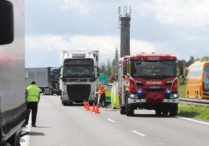 Kamion na D7 smetl řidiče jiného kamionu, na místě zemřel. (20. května 2021)