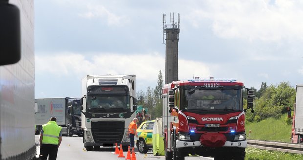 Kamion na D7 smetl řidiče jiného kamionu, na místě zemřel. (20. května 2021)