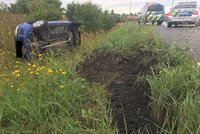 Kuriózní havárie v Ďáblicích: Řidička otočila auto na bok, nezvládla zatáčku