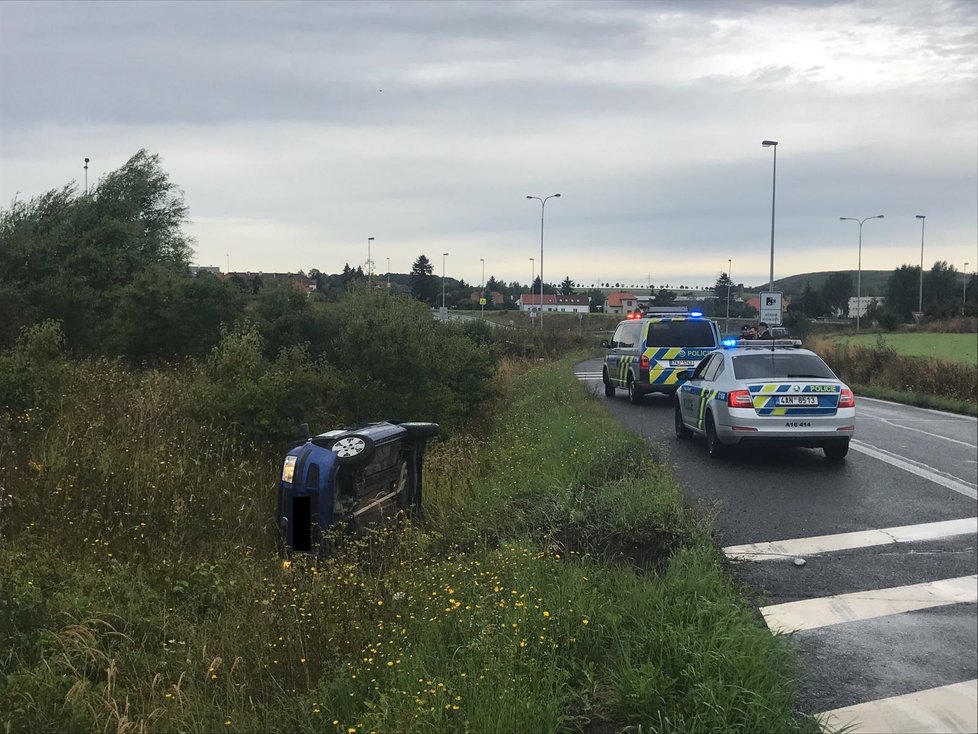 Havárie v Ďáblicích - auto skončilo na boku, 19. srpna 2019.